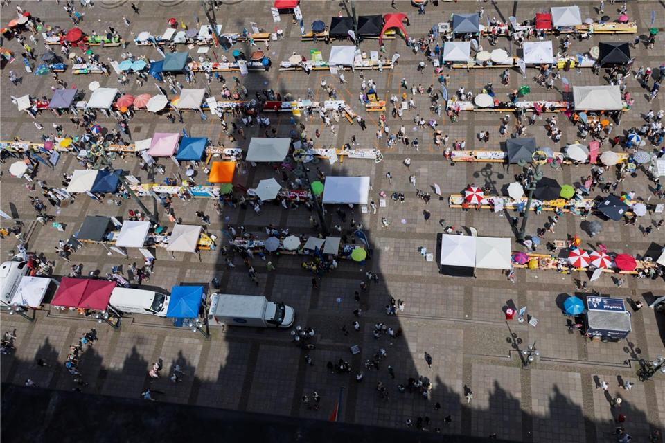Zum Auftakt der Hamburger Stiftungstage stellen sich rund 160 Stiftungen, Organisationen und Initiativen auf dem Rathausmarkt bei „Hamburgs längster Tafel für Demokratie, Vielfalt und Zusammenhalt“ vor.Markus Scholz/dpa