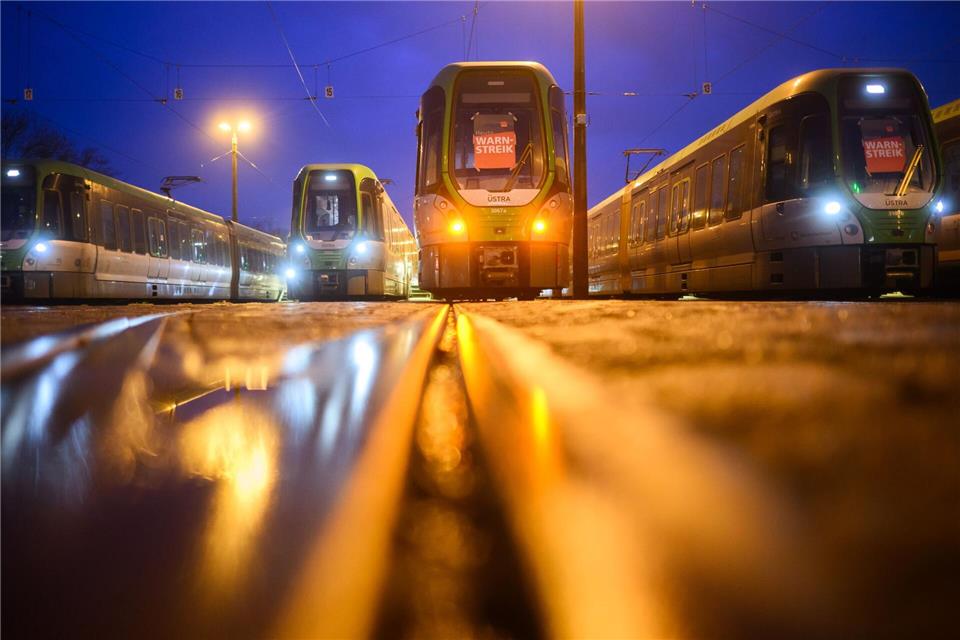 Zum Auftakt der Hannover Messe drohen Besuchern wegen eines Warnstreiks Einschränkungen bei der Anreise – Busse und Stadtbahnen sollen weitgehend ausfallen. (Archivbild)Julian Stratenschulte/dpa