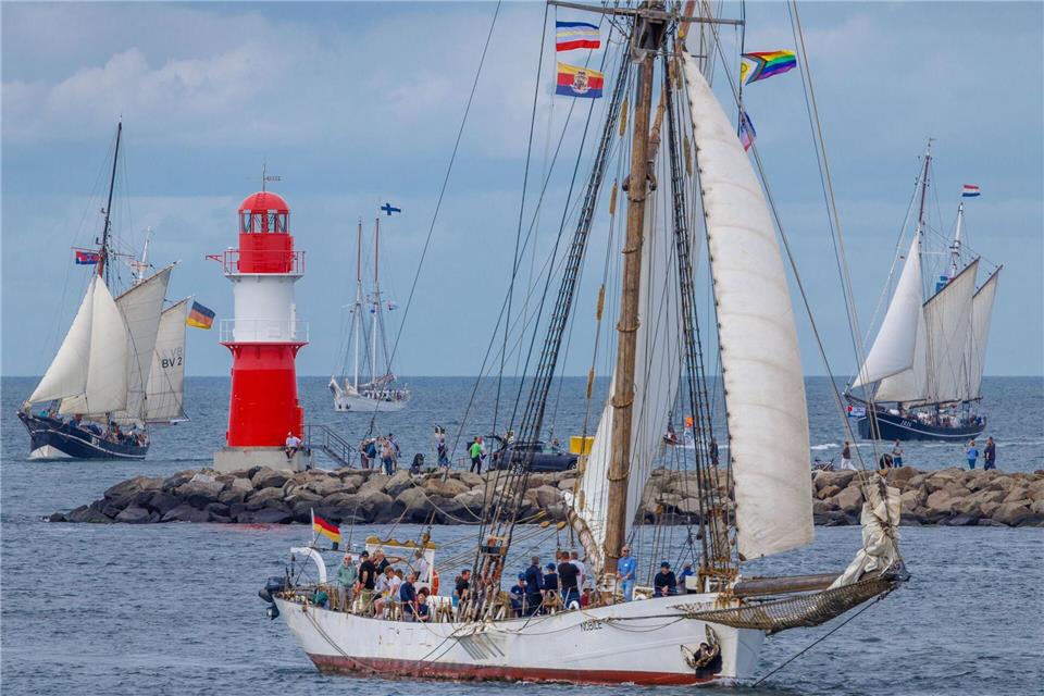 Zum Auftakt der Hanse Sail fahren Segler vor Warnemünde. Jens Büttner/dpa