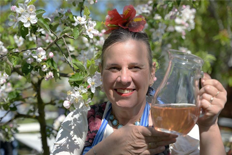 Zum Auftakt des Baumblütenfestes in Werder (Havel) öffnen rund 30 Höfe und Gärten, um zum Beispiel Obstwein zu genießen. Michael Bahlo/dpa