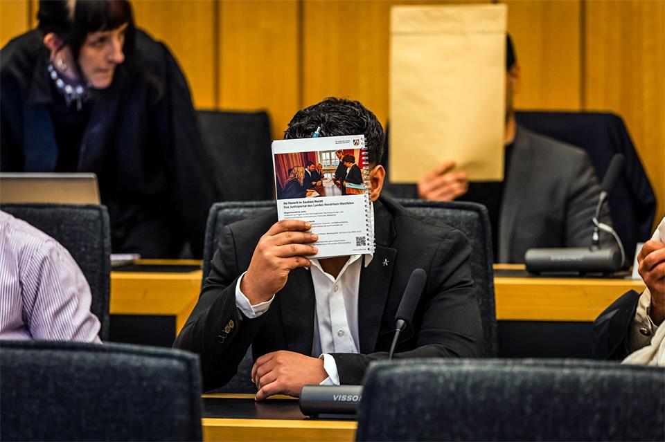 Zum Auftakt verdecken zwei der sechs Angeklagten ihre Gesichter. Jetzt gibt es erste Urteile in dem Prozess um Betrug durch falsche Bankmitarbeiter. (Archivbild) Lars Berg/dpa