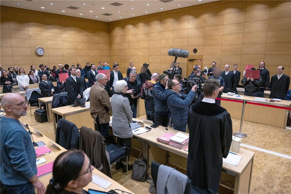 Zum Auftakt war der Medienandrang im Landgericht Bielefeld im Fall um eine mutmaßliche Vergewaltigung vor einem Club in Herford groß. Jetzt gibt es eine Wende. (Archivbild)Guido Kirchner/dpa