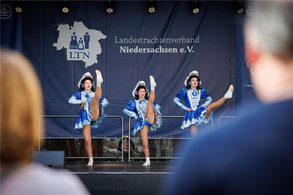 Zum Auftakt wird das Tanzbein geschwungen: Die Tanzsportgarde Bad Essen sorgt für Stimmung auf einer von acht Bühnen.Friso Gentsch/dpa