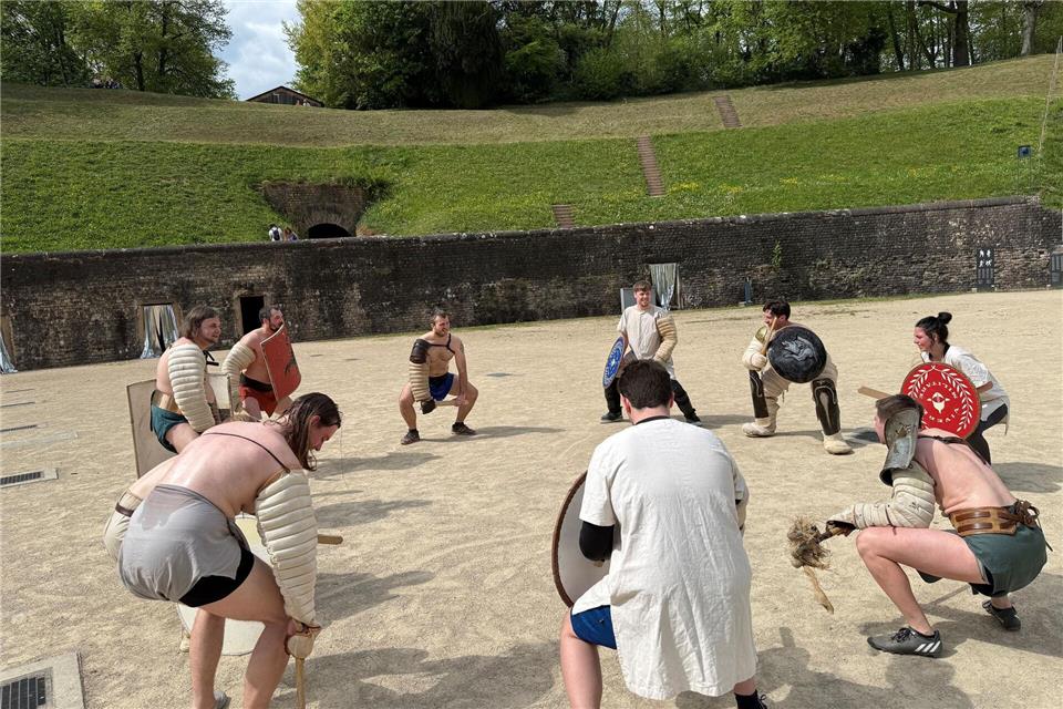 Zum Aufwärmtraining gehören verschiedene Übungen. (Archivbild)Birgit Reichert/dpa