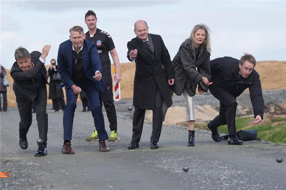 Zum Baustart bei Heide kam auch der damalige Bundeskanzler Olaf Scholz (SPD, Dritter von rechts). (Archivbild)Marcus Brandt/dpa