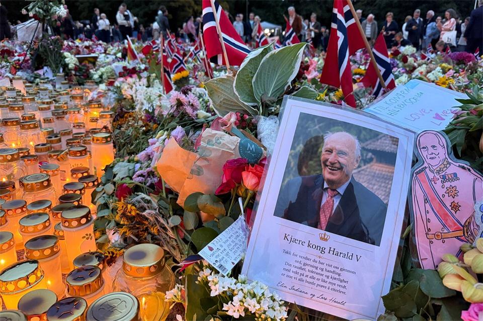 Zum Begräbnis seines Zieh-Opas König Harald V. darf Høiby trotz Fußfessel kommen. Julia Wäschenbach/dpa