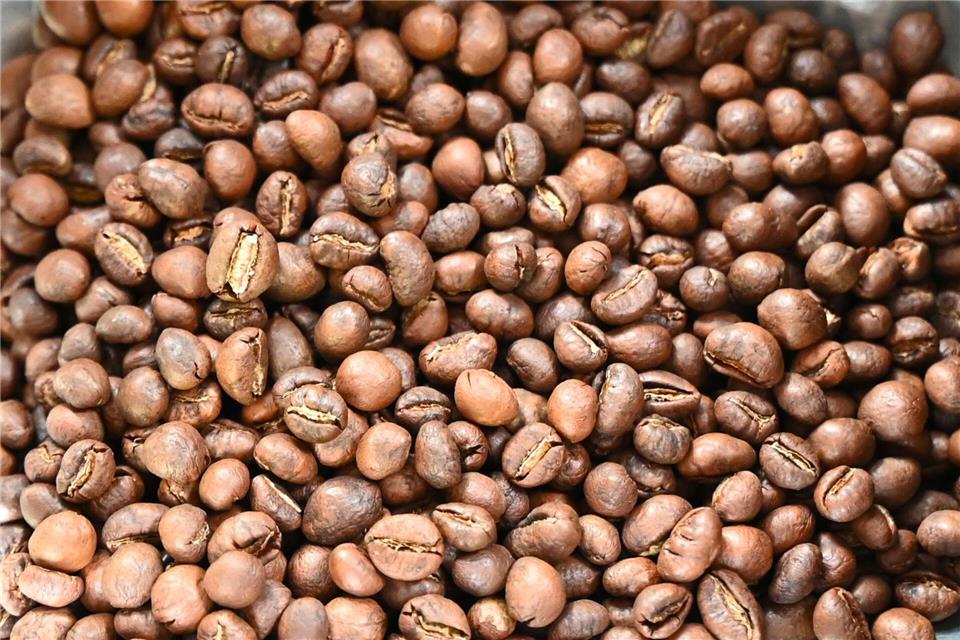 Zum Beispiel für Kaffee mussten die Menschen in Thüringen 2025 tiefere in die Tasche greifen als im Jahr zuvor. (Symbolbild)Elisa Schu/dpa