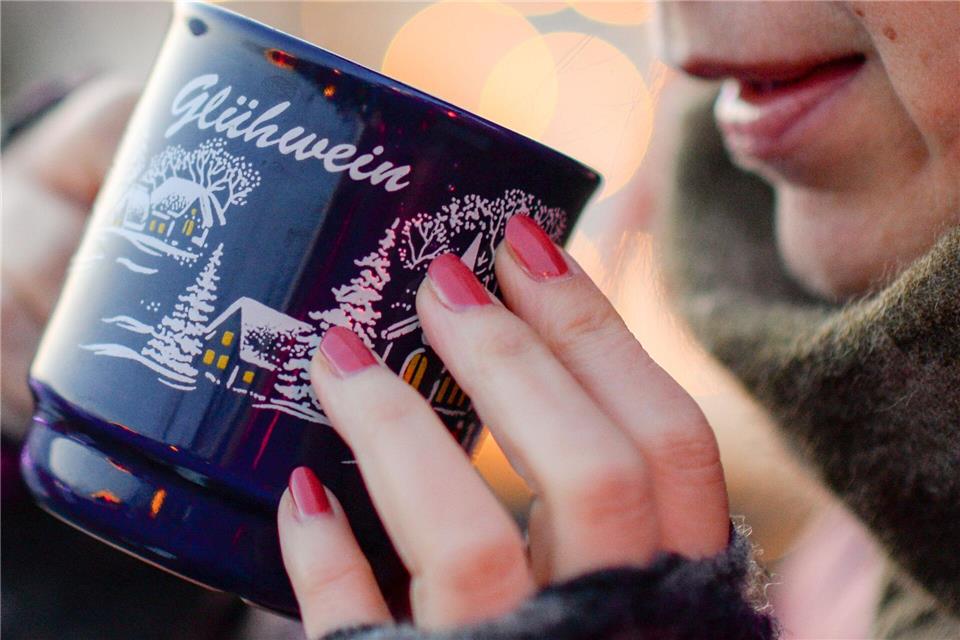 Zum Besuch auf dem Weihnachtsmarkt gehört er für viele dazu: Der Glühwein - gerne mit Schuss - scheint ideal zum Aufwärmen, doch der Effekt ist nur kurzzeitig und trügerisch. (Symbolbild)Jens Kalaene/dpa-Zentralbild/dpa