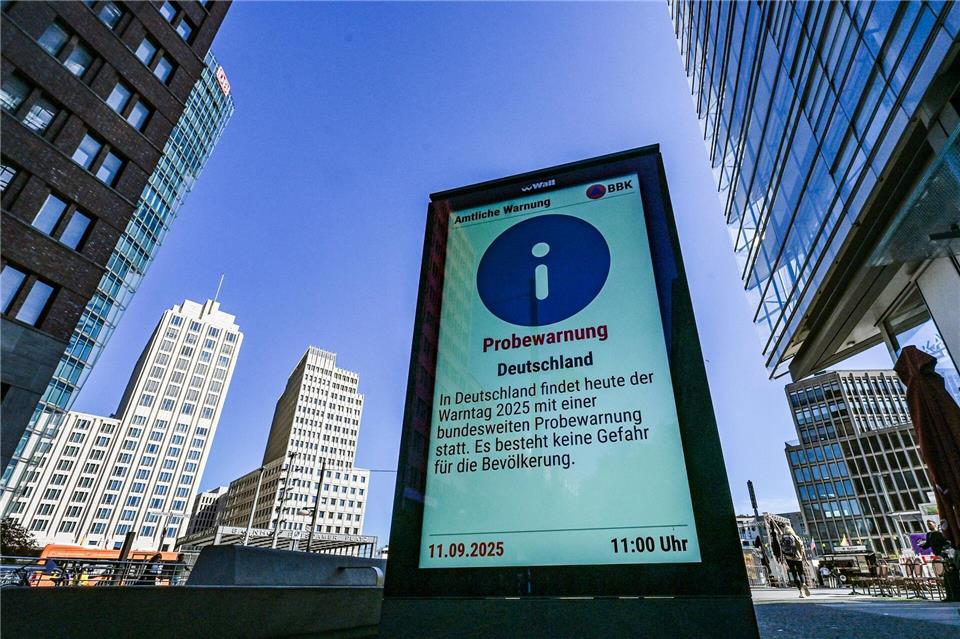 Zum Bundesweiten Warntag 2025 erscheint auf dem Bildschirm einer Werbetafel am Potsdamer Platz ein Hinweis auf die Probewarnung in Deutschland.Jens Kalaene/dpa