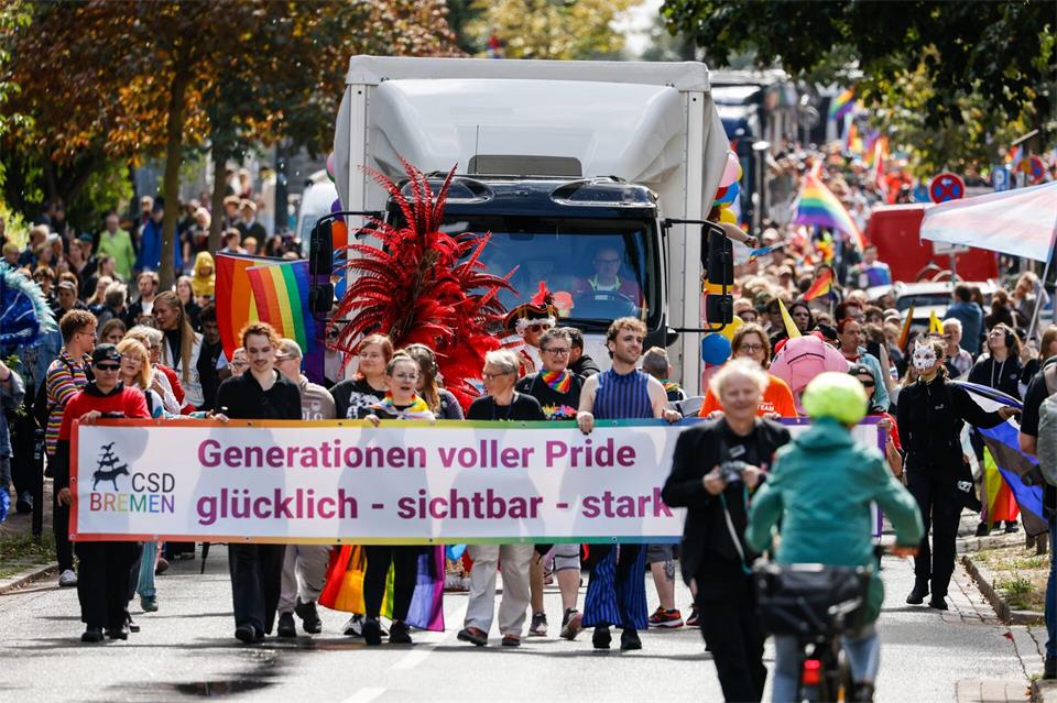 Zum Christopher Street Day (CSD) ziehen rund 30.000 Teilnehmerinnen und Teilnehmer durch Bremen.Focke Strangmann/dpa