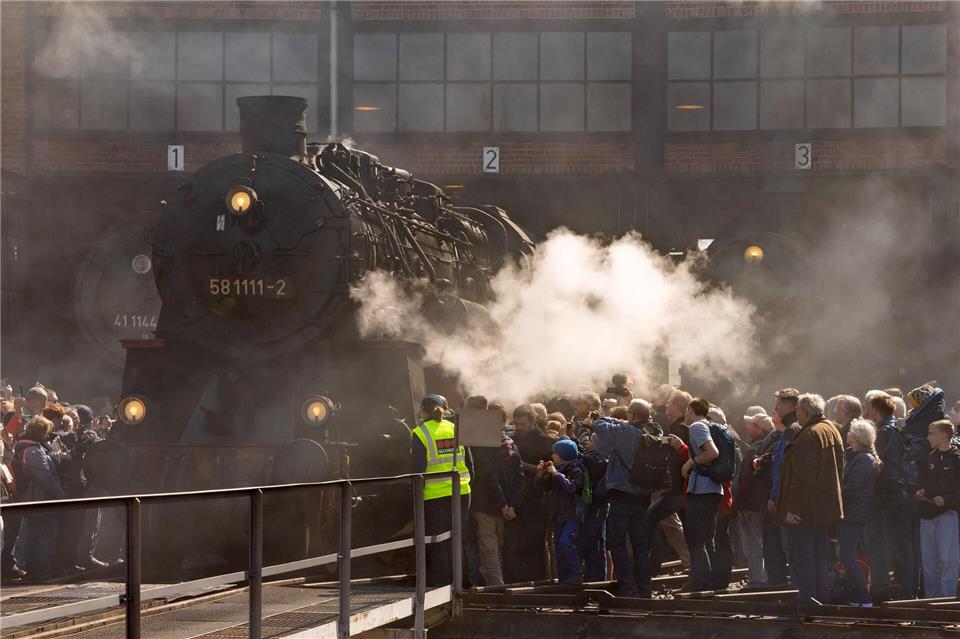 Zum Dampfloktreffen kommen Sonderzüge aus dem In- und Ausland.Jürgen Lösel/dpa
