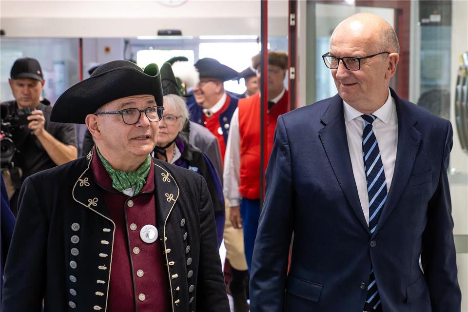 Zum Deutschen Trachtentag in Lübbenau kamen auch Brandenburgs Ministerpräsident Dietmar Woidke (SPD) und der Präsident des Deutschen Trachtenverbandes, Knut Kreuch.Frank Hammerschmidt/dpa