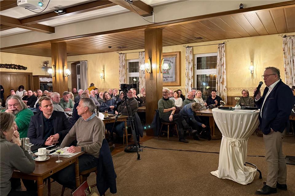 Zum Diskussionsabend in der Gaststätte Brömmel Wilms sind bis zu 250 Gäste gekommen, schätzt Heinrich Rülfing, der den Abend moderierte.