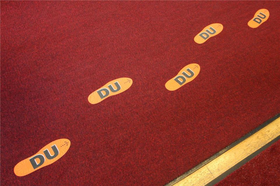 Zum „Du“ geht’s hier lang: Viele Firmen werben inzwischen mit flachen Hierarchien.Karl-Josef Hildenbrand/dpa/dpa-tmn