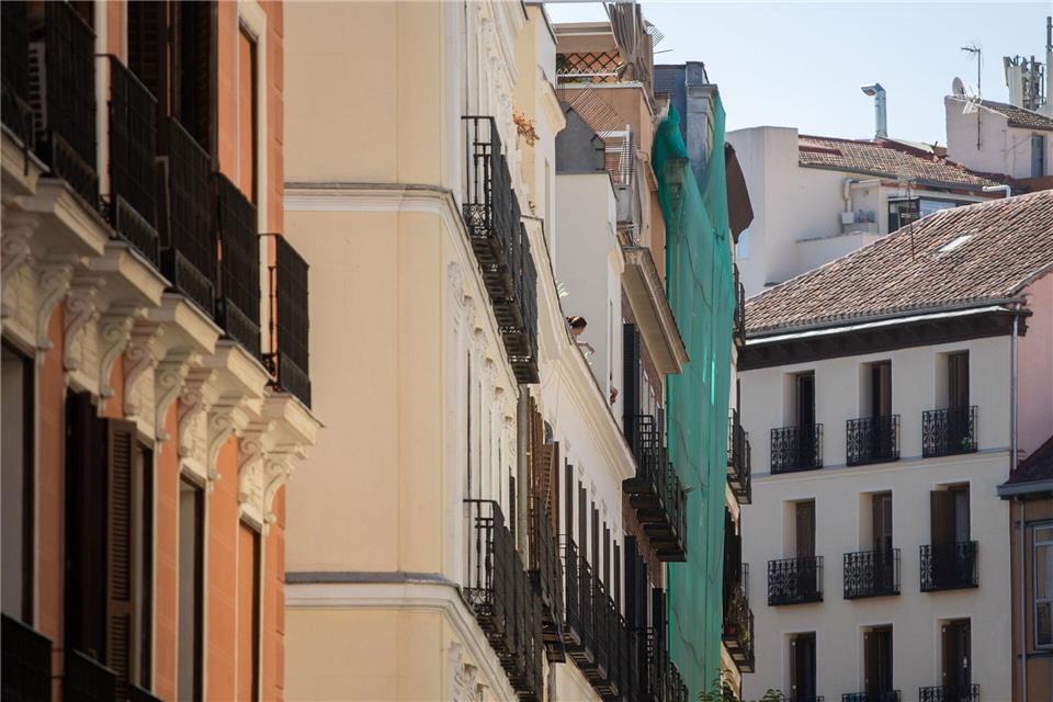 Vier Tote nach Gebäudeeinsturz in Madrid Zum Einsatz kamen auch Spürhunde und Drohnen.Alejandro Martínez Vélez/EUROPA PRESS/dpa