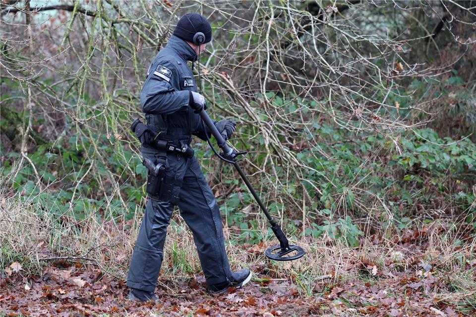 Zum Einsatz kamen erneut auch Metalldetektoren.Bernd Wüstneck/dpa