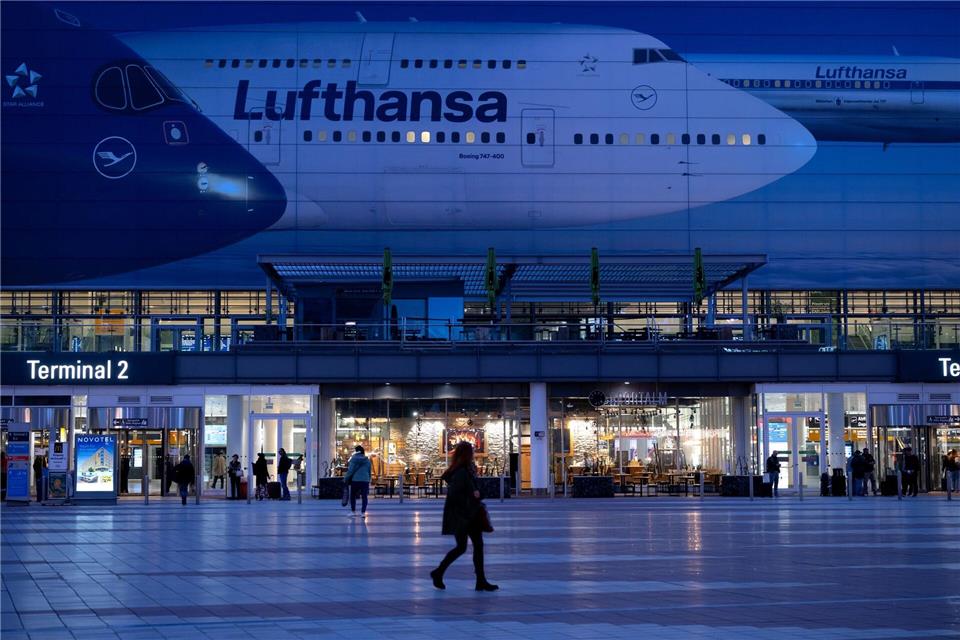 Zum Ende der Osterreisewelle ist das Kabinenpersonal der Lufthansa in einen Streik getreten, der zu hunderten Flugausfällen führt. Sven Hoppe/dpa
