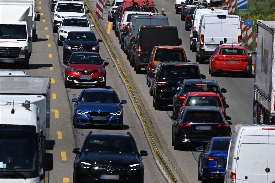 Zum Ende der Pfingstferien wird es voll auf den Straßen. (Archivbild)Bernd Weißbrod/dpa