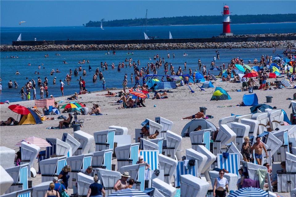 Zum Ende der Woche erwartet Norddeutschland die erste Hitzewelle des Jahres. (Symbolbild)Jens Büttner/dpa