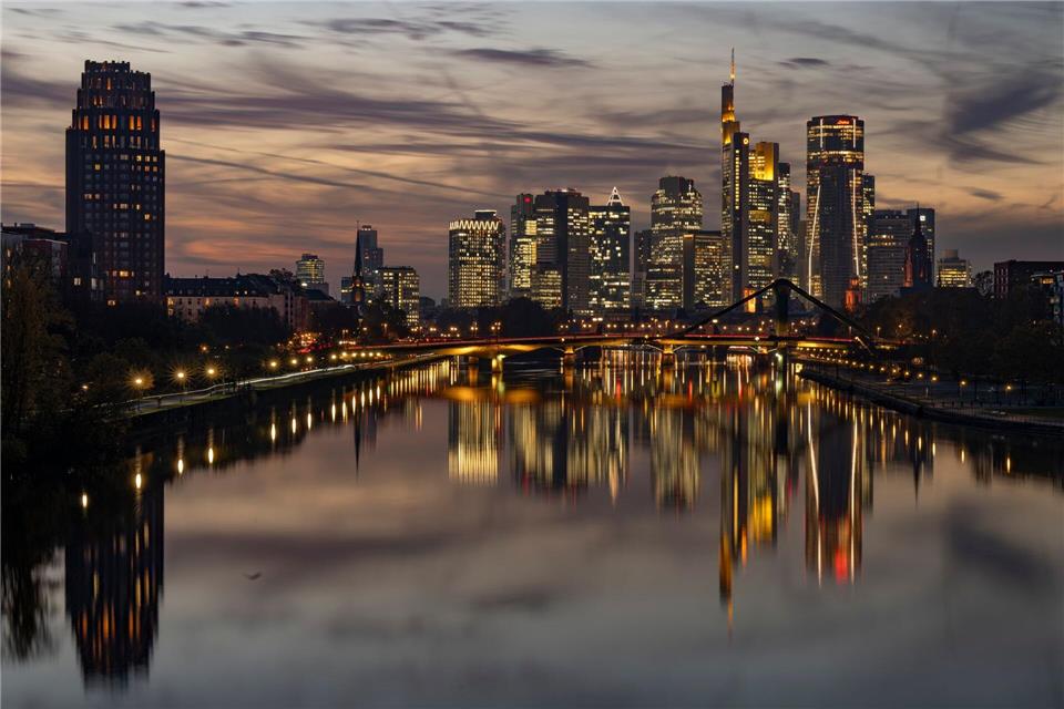 Zum Ende der Woche ist es in Hessen herbstlich-frisch. (Symbolbild)Boris Roessler/dpa