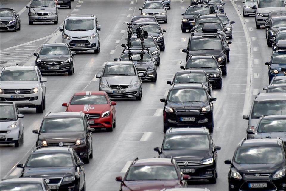 Zum Ende der ersten Herbstwoche staut es sich auf der A7. (Archivbild)Axel Heimken/dpa