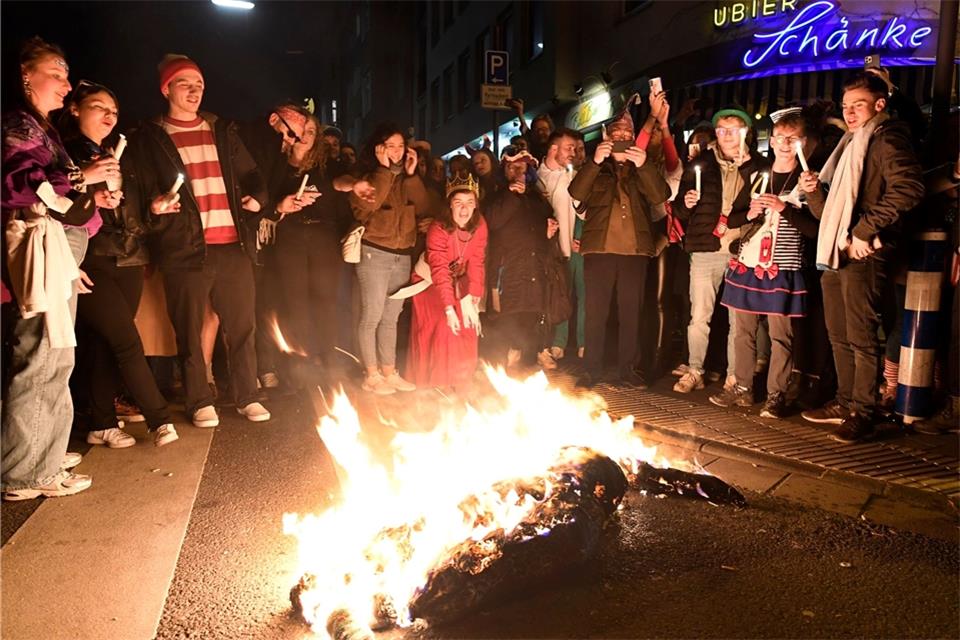 Zum Ende der fünften Jahreszeit verbrennen Karnevalisten den Nubbel. Die Strohpuppe dient sinnbildlich als Sündenbock für die Vergehen der Menschen.