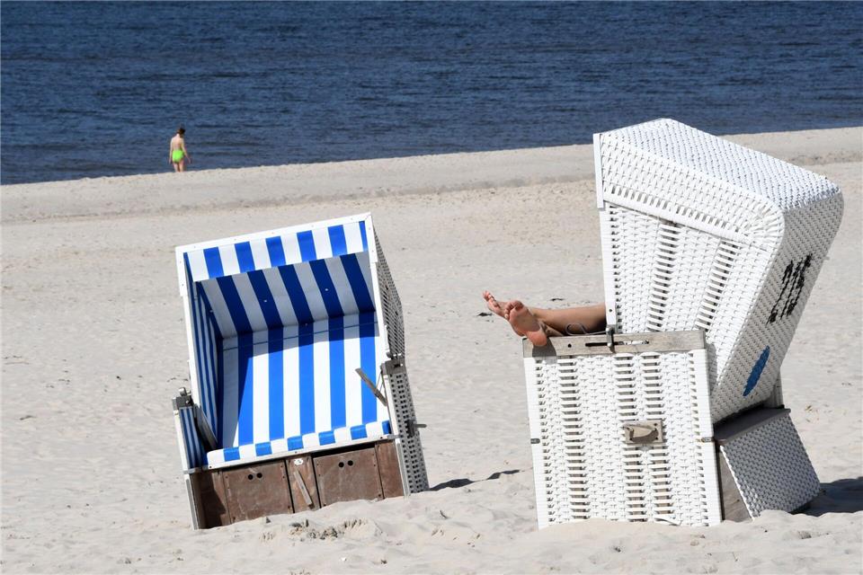 Zum Entspannen werden Strandkörbe an Nordsee und Ostsee gern genutzt. In speziellen Körben mit USB-Anschluss und Steckdose kann man mancherorts aber auch den Laptop aufklappen. (Archivbild)Lea Sarah Albert/dpa