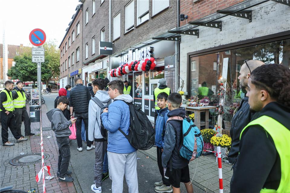 Zum Eröffnungstag (hier in Bocholt) gibt es in den Filialen Döner für einen Cent - und entsprechend lange Schlangen. Üblicherweise ist sogar ein Security-Dienst im Einsatz.