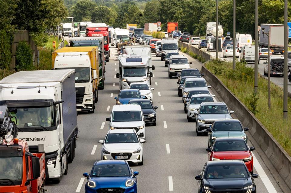 Zum Ferienende drohen am Wochenende auf vielen Autobahnen Staus. (Symbolbild) Ulrich Perrey/dpa