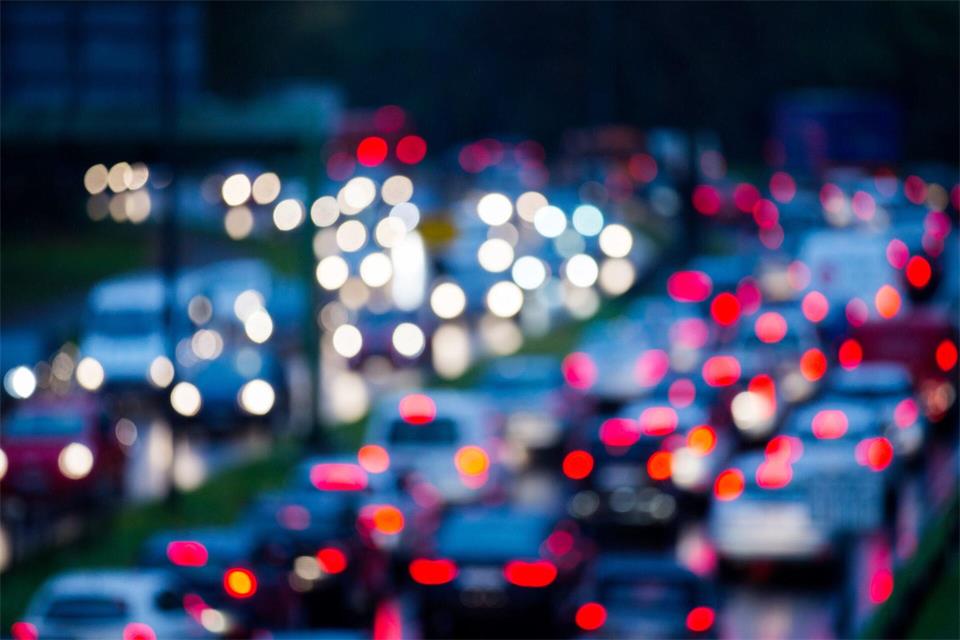 Zum Ferienende kann es voll werden auf den Straßen. (Symbolbild)Rolf Vennenbernd/dpa
