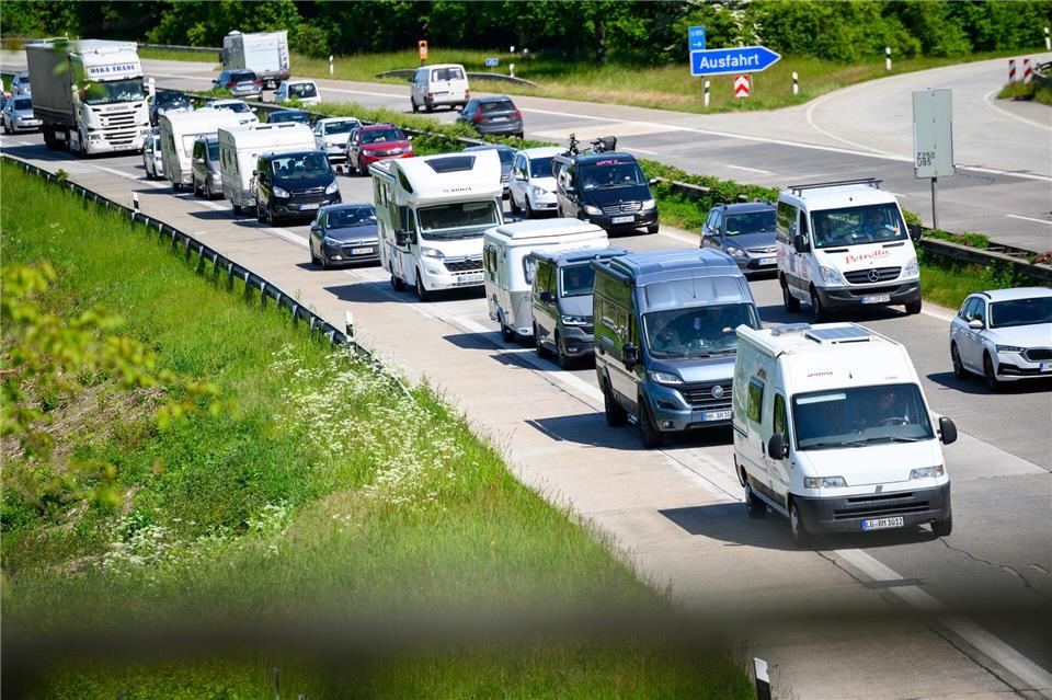 Ferienende – wo der ADAC im Norden mit Staus rechnet Zum Ferienende können Urlaubsheimkehrer in Schleswig-Holstein und Mecklenburg-Vorpommern am Wochenende mit vollen Straßen rechnen. (Symbolbild)Jonas Walzberg/dpa/dpa-tmn
