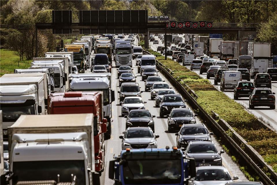 Zum Ferienstart in NRW droht Stau. (Symbolbild)Oliver Berg/dpa