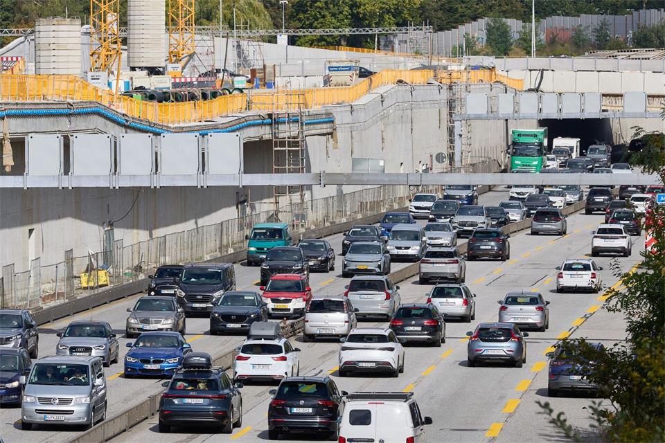 Zum Ferienstart werden volle Autobahnen erwartet. (Symbolbild)Georg Wendt/dpa