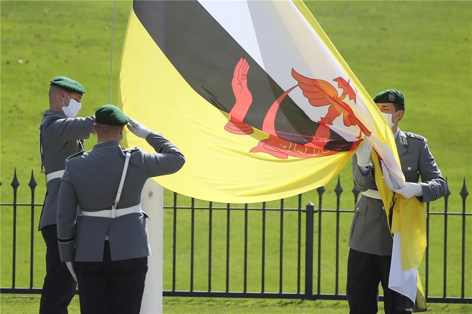 Zum Geburtstag des Herrschers werden wieder überall Nationalflaggen wehen. (Archivbild)Wolfgang Kumm/dpa