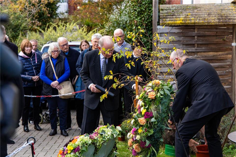 Zum Gedenken an die Familie wurde eine Forsythie gepflanzt.Markus Hibbeler/dpa