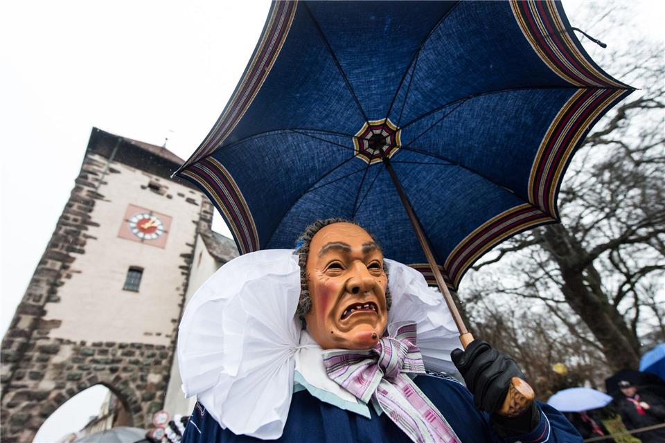 Zum Höhepunkt der Fastnacht im Südwesten dürfte es nass werden - sogar Schnee könnte fallen. (Archivbild)picture alliance / dpa