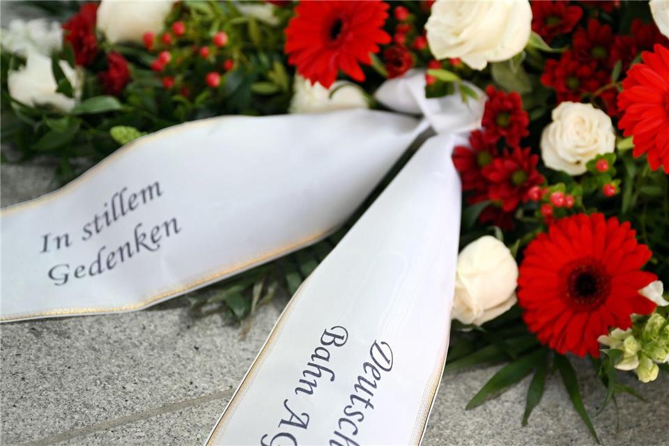 Zum Jahrestag hatte die Bahn Blumen niedergelegt. (Archivbild)Angelika Warmuth/dpa