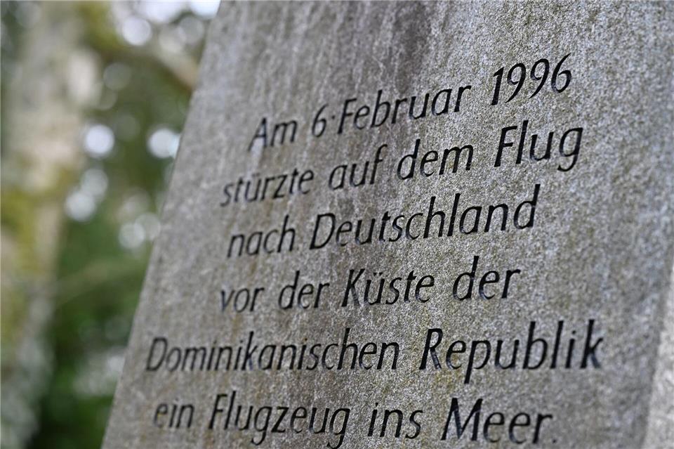 Zum Jahrestag kommen Hinterbliebene zum Gedenkstein in Frankfurt.Michael Brandt/dpa