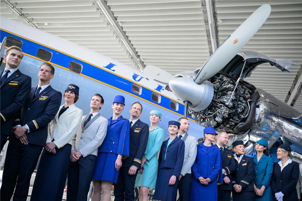 Zum Jubiläum angetreten: Die historischen Uniformen zeigen den Wandel der Moden in der Luftfahrt.Hannes P. Albert/dpa