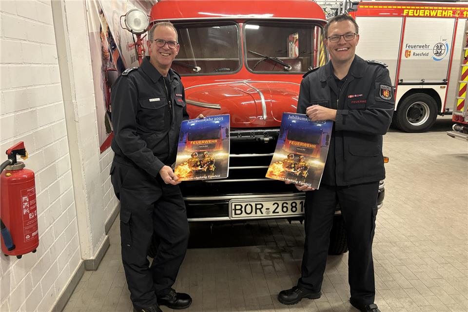 Zum Jubiläum hatte die Raesfelder Feuerwehr einen Kalender herausgegeben, den André Szczesny, der Leiter der Feuerwehr (links), und sein Stellvertreter Thorsten Meis vorgestellt hatten.