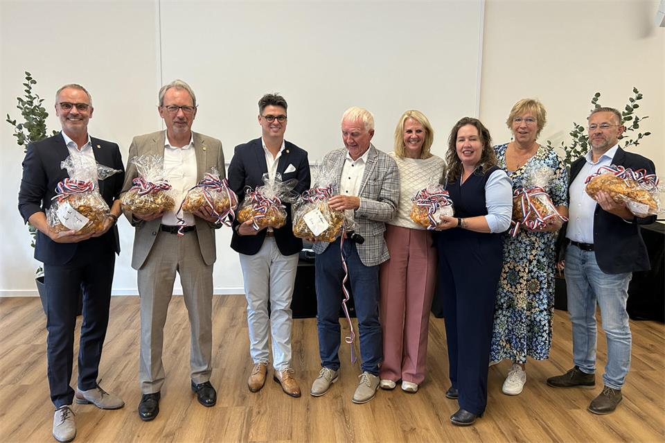 Zum Jubiläum schenkte Joop Buiting (4. von links) von den „Vrienden van Raesfeld“ 1600 Tulpenzwiebeln an die Schlossgemeinde.
