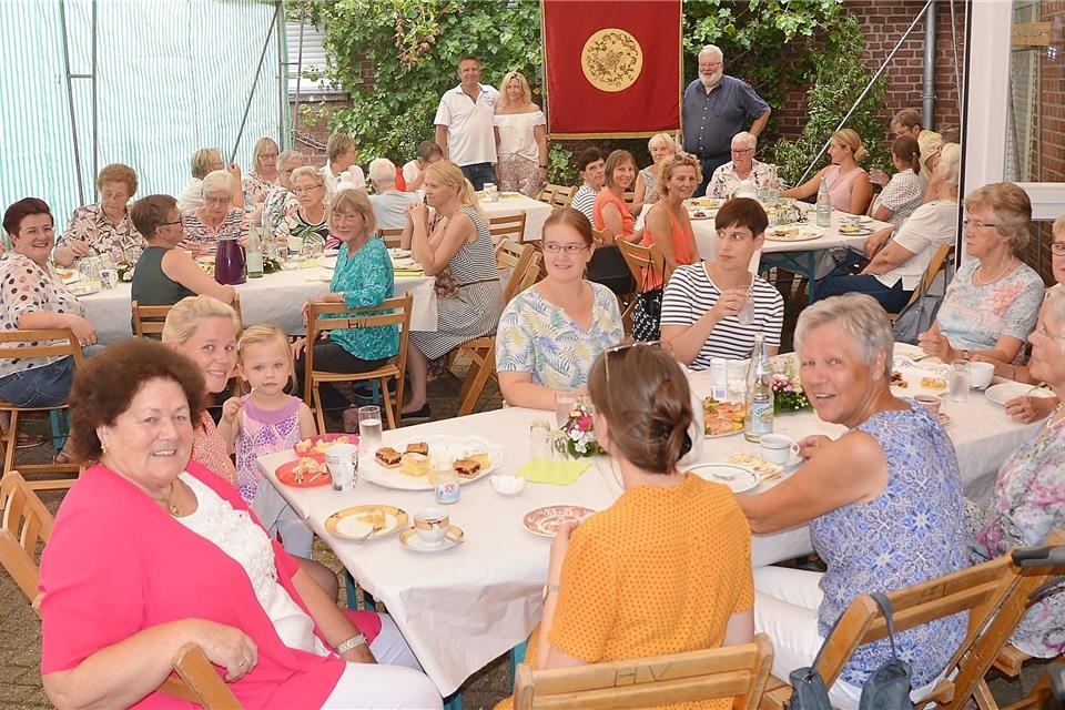Zum Kaffeetrinken waren die Frauen in der Freiheit eingeladen worden.