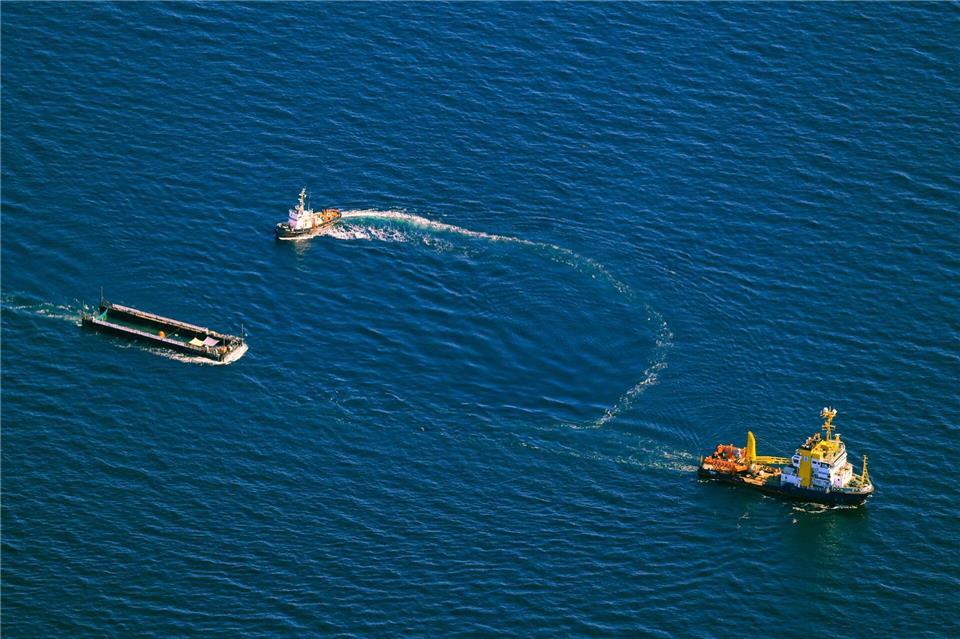 Zum Konvoi zählten zwei große Schiffe: Das Mehrzweckschiff „Fortuna B“ (rechts) und der Schlepper „Robin Hood“ (oben) sowie der Lastkahn, auch Barge genannt (links).Christoph Reichwein/dpa