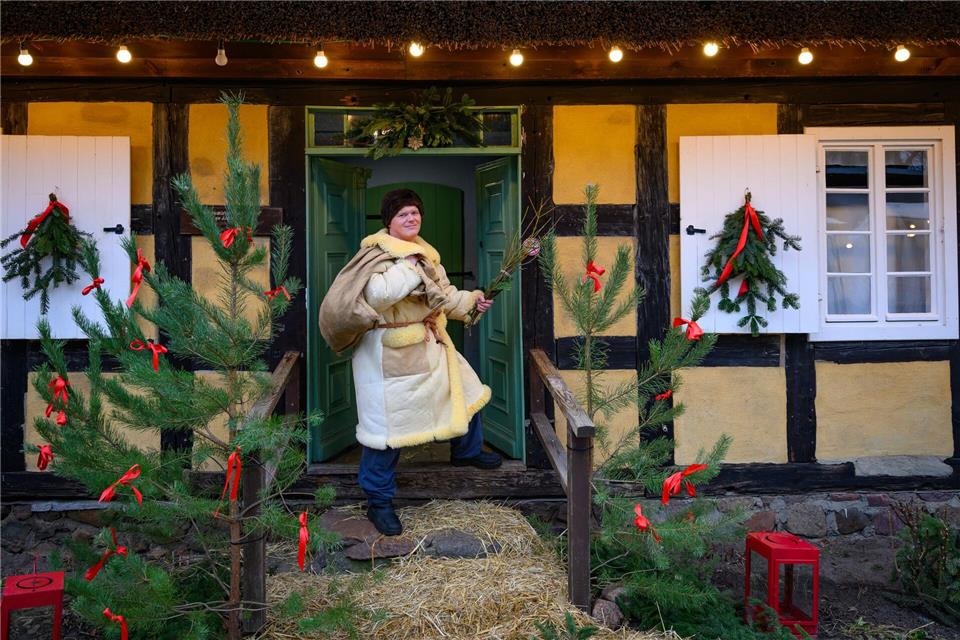 Zum Kostüm gehören ein weißer Mantel, ein Sack voll Äpfel und Kekse und eine Rute. Patrick Pleul/dpa