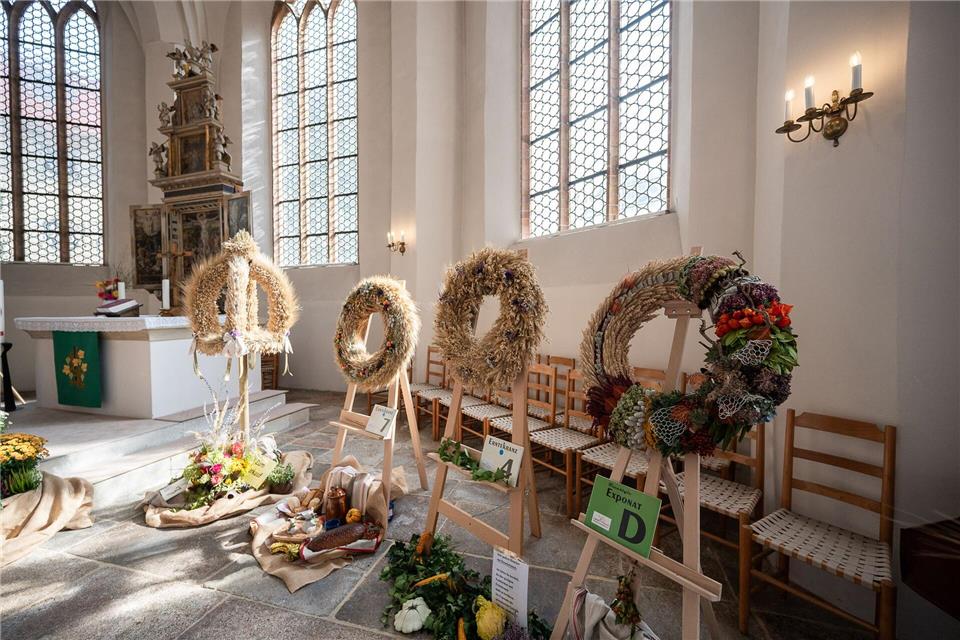 Landeserntedankfest: Wurzen ist 2026 Gastgeber Zum Landeserntedankfest sind in der Johanniskirche in Hoyerswerda Erntekränze und Erntekronen ausgestellt. Paul Glaser/dpa