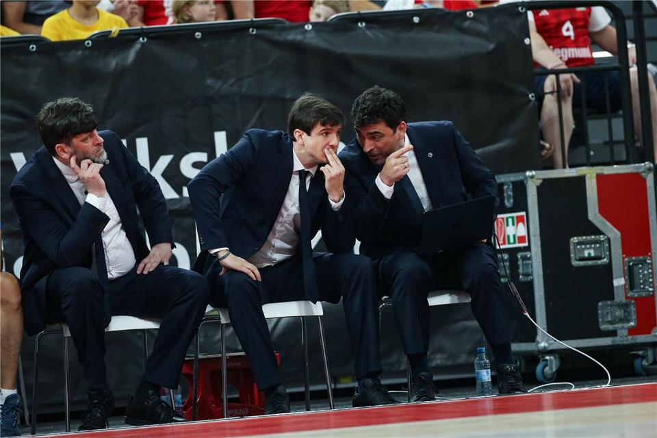 Zum Meister gecoacht: Alba-Trainer Pedro Calles (M).Matthias Stickel/dpa