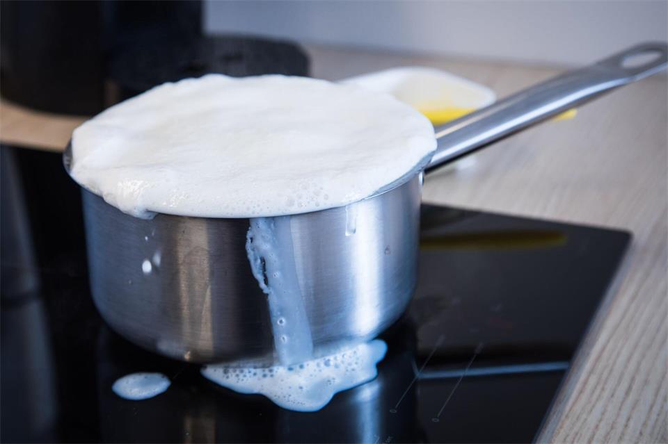 Zum Milchkochen sollte man statt einem flachen Topf einen höheren nehmen. Dann kann man besser reagieren, wenn sie überkocht.Christin Klose/dpa-tmn