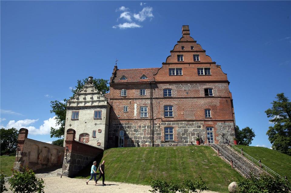Zum Mittagessen lädt Ministerpräsidentin Manuela Schwesig (SPD) auf Schloss Ulrichshusen an der Mecklenburgischen Seenplatte. (Archivbild)Bernd Wüstneck/dpa-Zentralbild/dpa