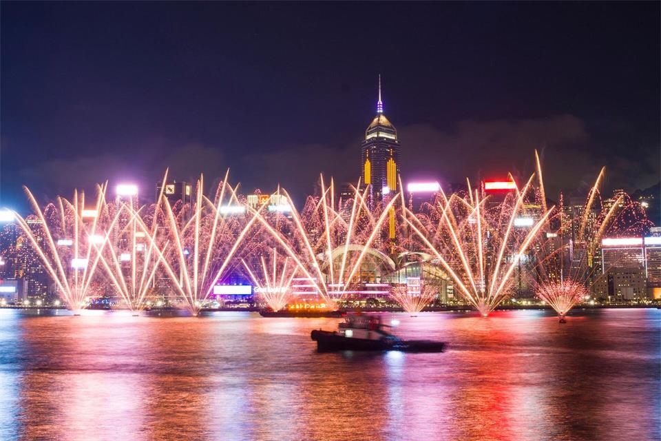 Zum Nationalfeiertag der Volksrepublik China gibt es Feuerwerk über dem Victoria Harbour in Hongkong.Vernon Yuen/AP/dpa