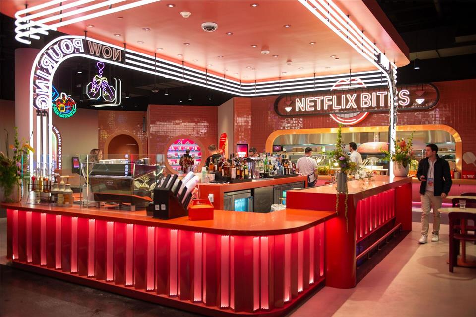 Zum Netflix House gehört auch ein Restaurant, dessen Gerichte mit Serien des Dienstes verbunden sein sollen. Andrej Sokolow/dpa